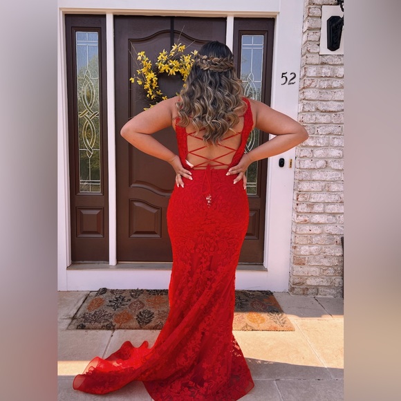 Selling my prom dress! Price is negotiable - Picture 2 of 4